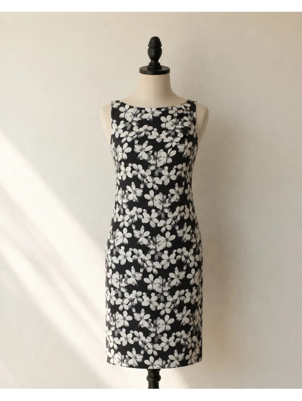 Kate Spade New York Black White Floral Shift Dress SZ 12 Sleeveless Knee Length